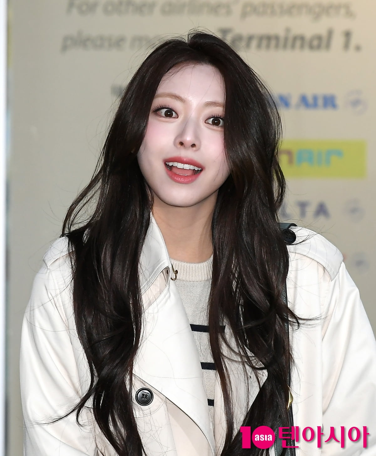 있지 유나, 심쿵 눈맞춤...미소 천사 출국길[TEN포토+]