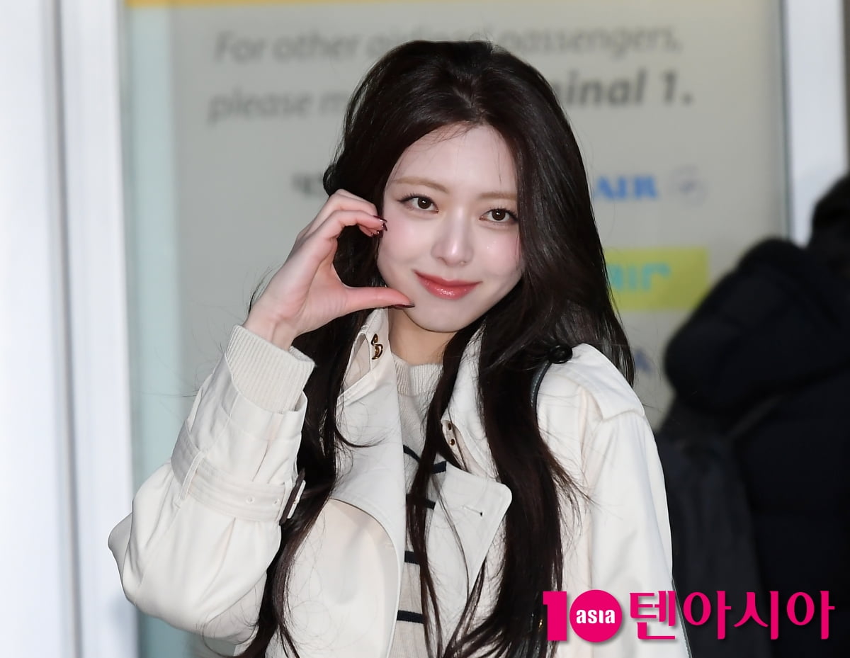 ITZY's Yuna A doll-like girl with just a torn face... Innocent beauty