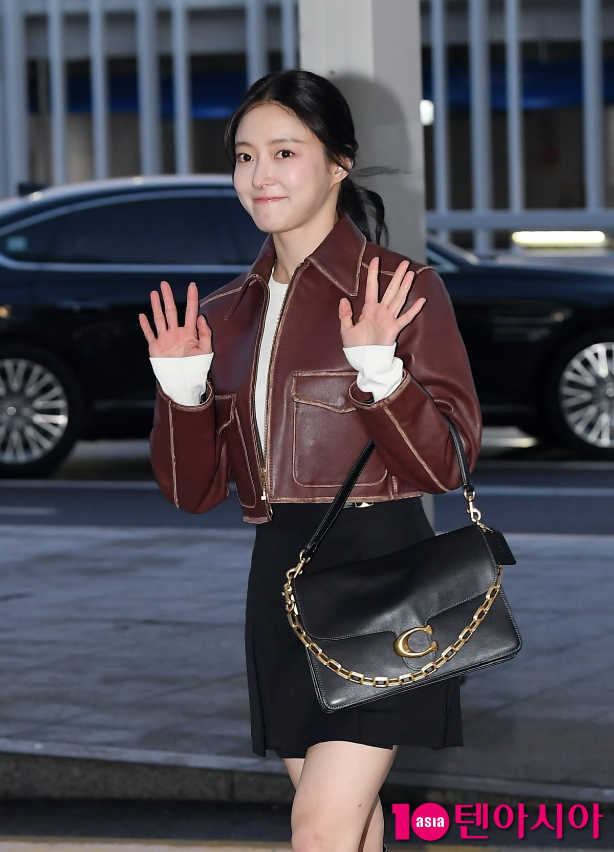 South Korean Actress Lee Se-young Healing alcohol on the way out...did you put a light on your skin?