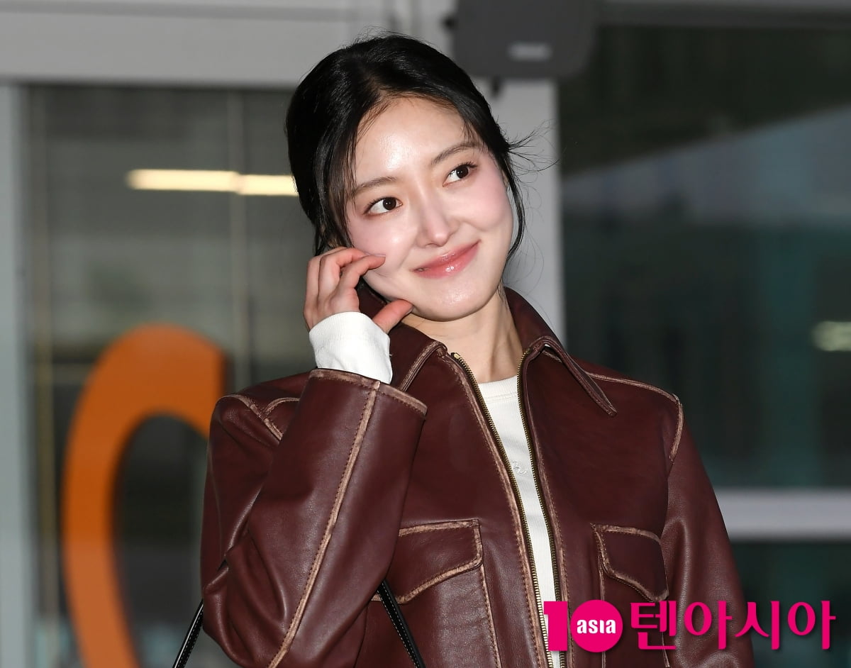 South Korean Actress Lee Se-young Healing alcohol on the way out...did you put a light on your skin?