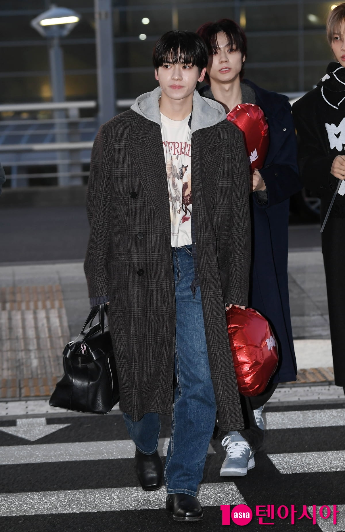 파우 요치, 롱코트 휘날리며 출국...훈훈한 비주얼[TEN포토]