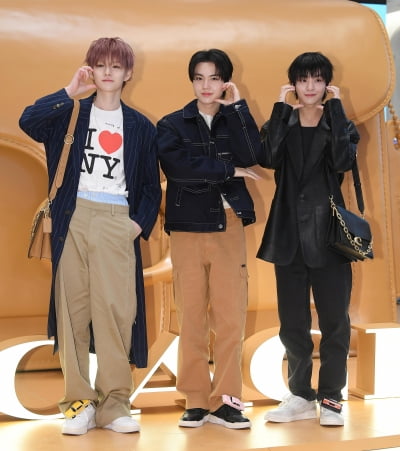 TREASURE Members Yoshi, Doyoung, and Jihoon A fancy outing...a department store paralyzed