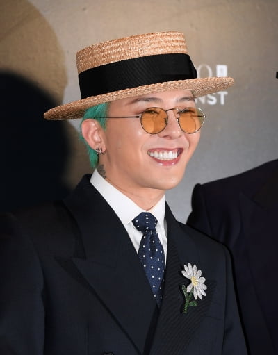 G-Dragon This is what it takes to be a fashionista... with a bright smile