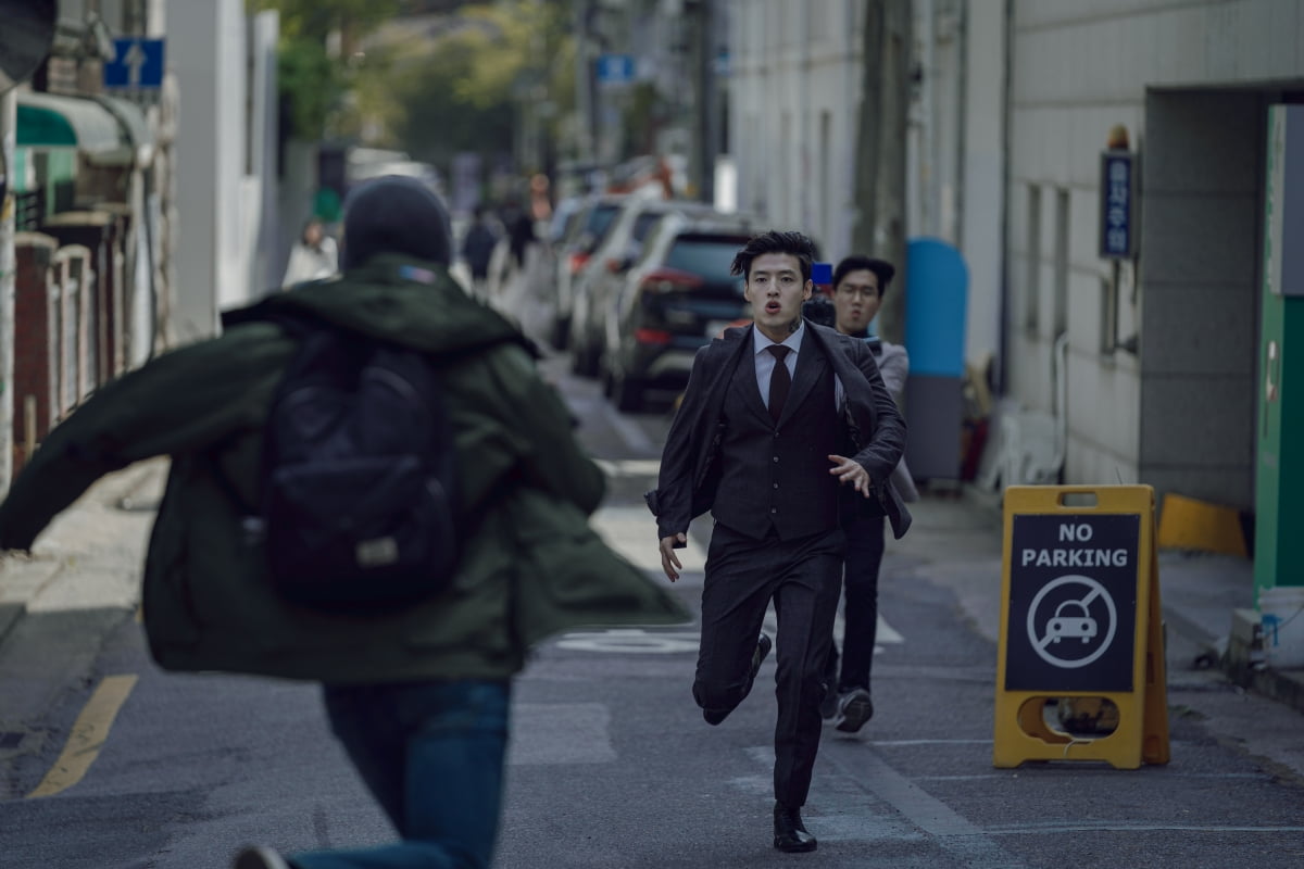'후원금 1위' 강하늘, 일 닥치는대로 하네…눈빛부터 광기('스트리밍')