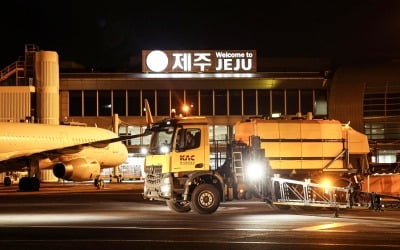 이륙 직전 항공기 '비상구' 건드린 승객…1시간 지연 출발