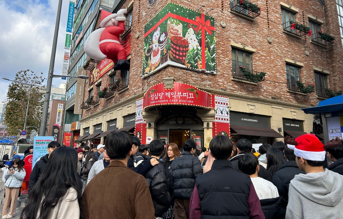 지난 크리스마스 케이크를 사려고 대전지역 유명 빵집인 카지노 사이트당 앞에서 이른 아침부터 줄을 선 고객들. 사진=연합뉴스