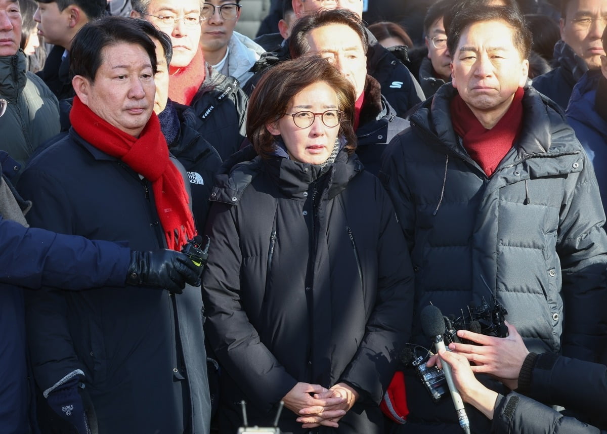 고위공직자범죄수사처(공수처)와 경찰이 윤석열 대통령에 대한 2차 체포영장 집행에 나선 15일 무료 슬롯 사이트 용산구 한남동 대통령 관저 입구에서 국민의힘 나경원 의원이 발언하고 있다. 사진=연합뉴스