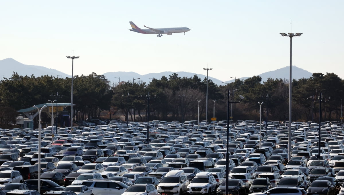 인천국제공항 제1여객터미널 장기카지노사이트이 이용객 차량으로 꽉 차 있다. 사진=연합뉴스