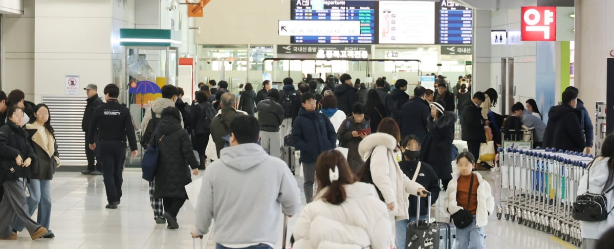 설 연휴 마지막 날인 30일 제주국제공항이 일상으로 돌아가는 카지노 로얄들과 귀경길에 오른 사람들로 붐비고 있다. 사진=연합뉴스