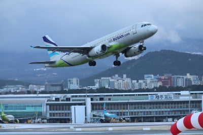 강풍에 제주 항공편 무더기 결항…2만여명 '발동동'