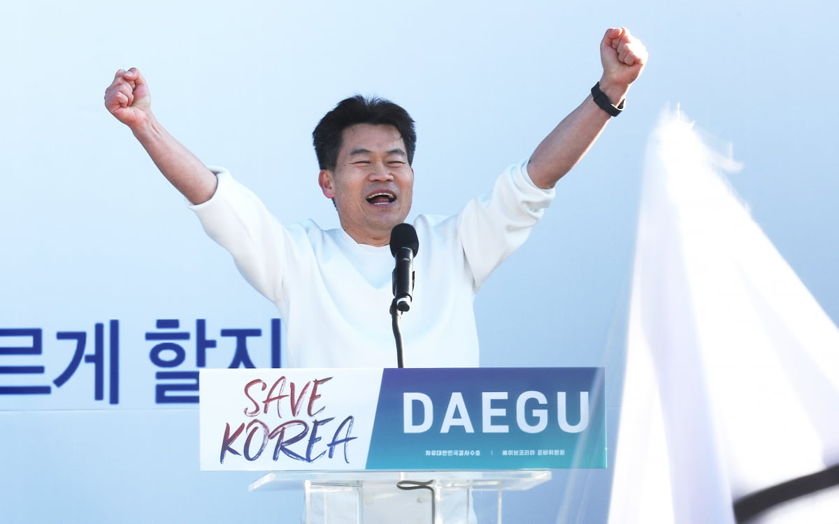 한국사 강사 메이저사이트씨가 8일 오후 동대구역 광장에서 열린 세이브코리아 주최 국가비상기도회에서 발언 전 두 팔을 들어 보이고 있다. 사진=연합뉴스