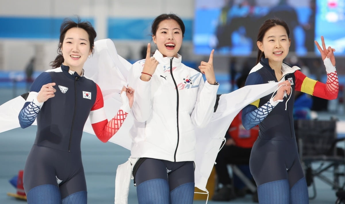 [속보] 여자 빙속, 팀 스프린트 금메달…김민선·이나현 2관왕