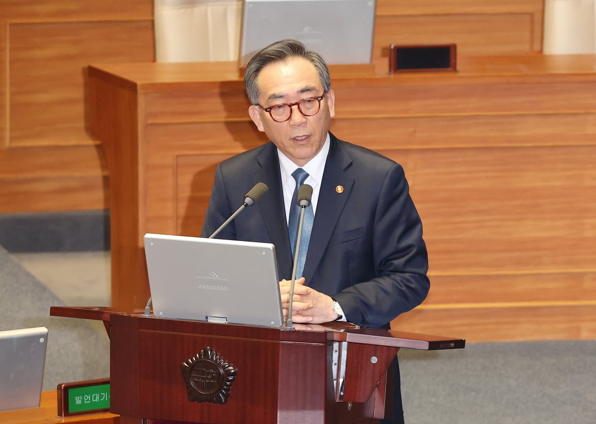 12일 서울 여의도 국회 본회의장에서 열린 정치·외교·통일·안보 대정부질문에서 지니 카지노 외교부 장관이 국민의힘 윤상현 의원의 질의에 답변하고 있다. 연합뉴스