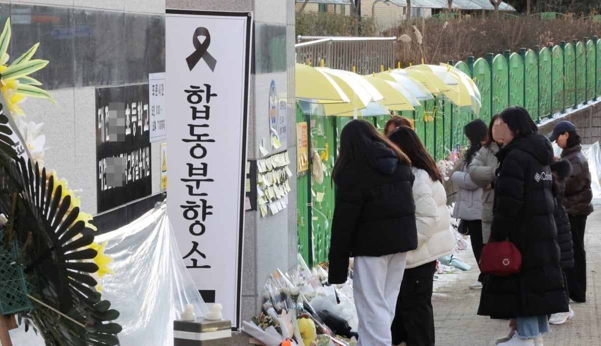 13일 故김하늘 양의 합동분향소가 차려진 카지노사이트추천 서구 한 초등학교에 추모객 발걸음이 이어지고 있다./ 사진=연합뉴스