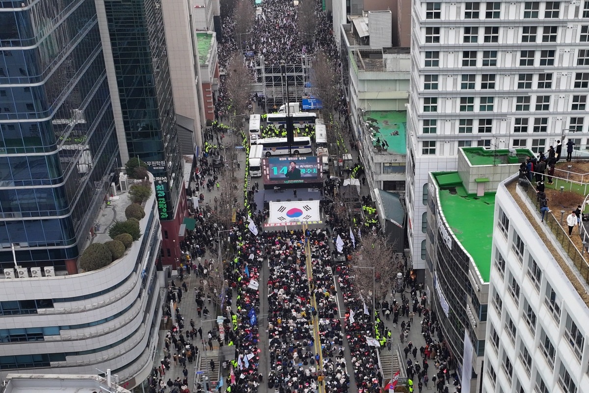 15일 오후 광주 동구 우리카지노추천에서 경찰버스로 만든 차벽을 사이에 두고 윤석열 대통령 탄핵에 찬성(아래쪽), 반대(위쪽)하는 집회가 각각 열리고 있다. 사진=연합뉴스