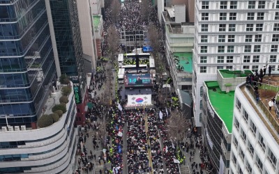 "尹 석방" vs "尹 탄핵"…경찰 차벽 두고 두쪽 난 '금남로'