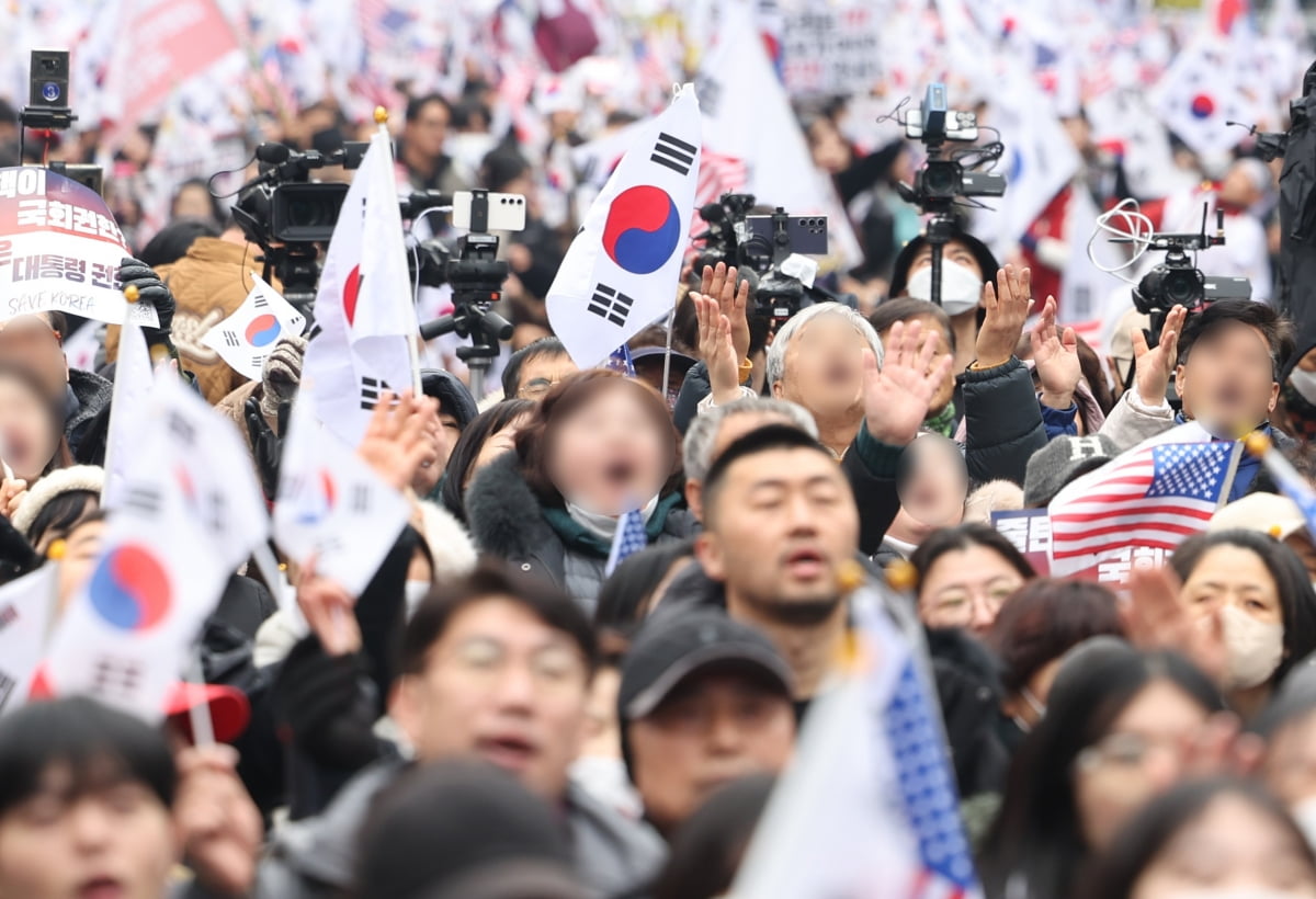 15일 광주 동구 금남로에서 비상계엄으로 카지노사이트추천 소추된 윤석열 대통령을 지지하는 집회가 열리고 있다. / 사진=연합뉴스