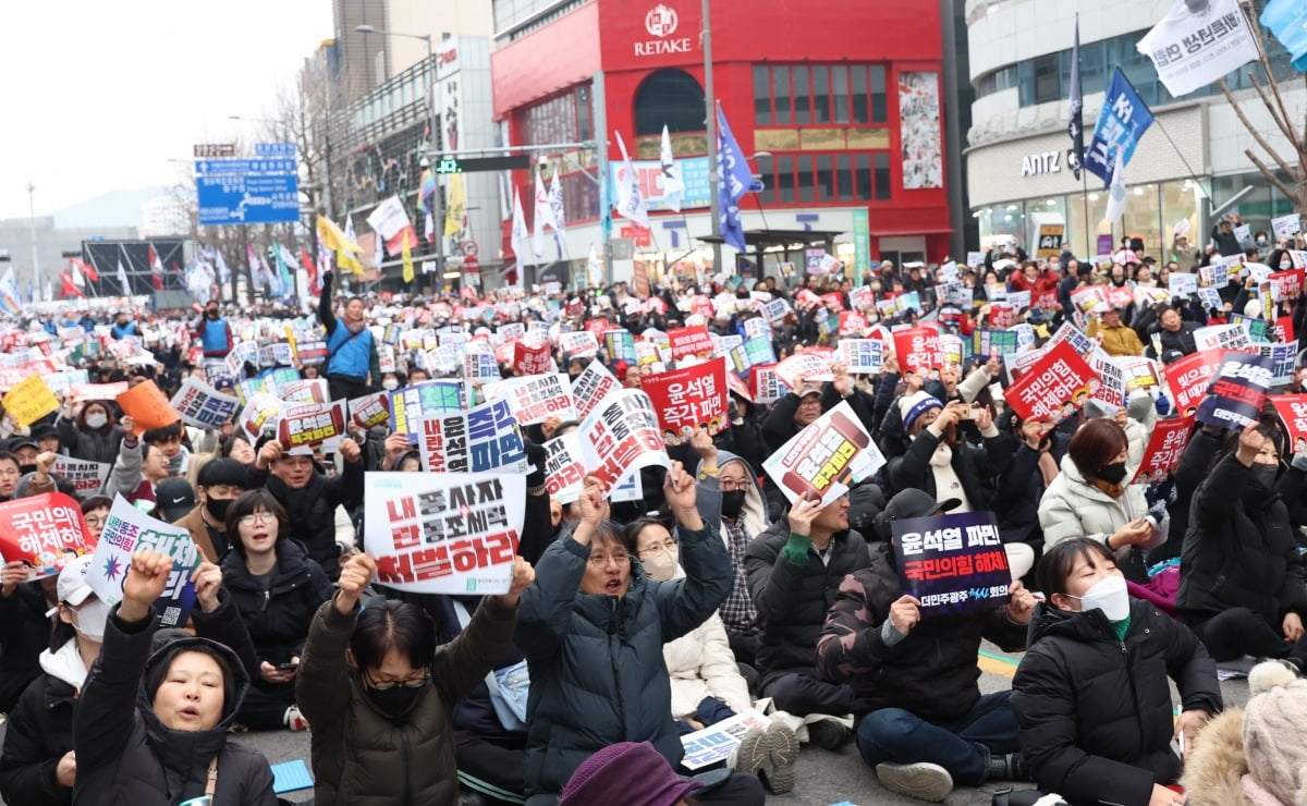 15일 오후 광주 동구 금남로에서 윤석열 대통령 탄핵을 촉구하는 '광주시민총궐기대회'가 열리고 있다. 사진=연합뉴스