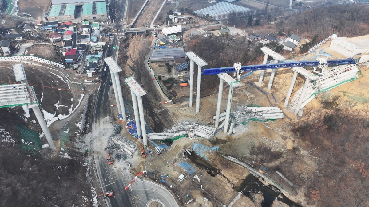 지난 25일 서울세종고속슬롯사이트 보스 건설 현장에서 교각 위에 설치 중이던 교량 상판 구조물이 무너져 내리면서 상부에서 추락한 근로자 10명이 숨지거나 다쳤다. 사진=연합뉴스