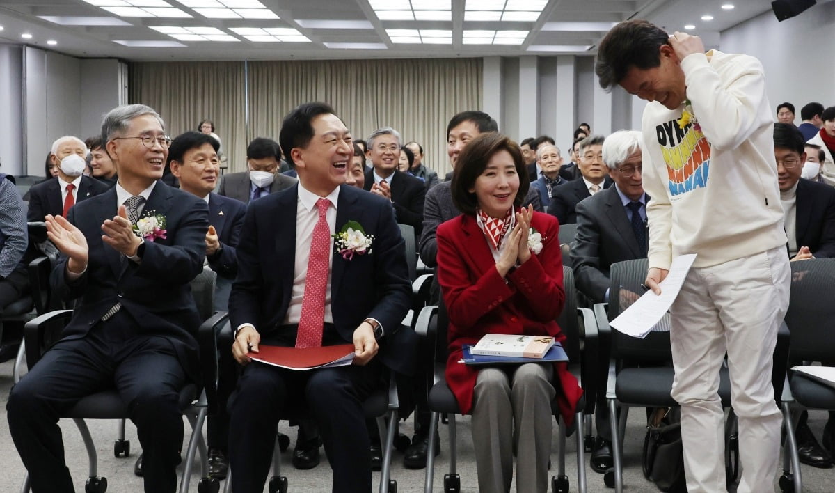 26일 서울 명동 YWCA에서 열린 신평 변호사 출판기념회에서 한국사 강사 카지노 슬롯 머신 씨(오른쪽)가 참석자들에게 인사하고 있다(왼쪽부터 신평 변호사, 국민의힘 김기현,나경원 의원). 사진=연합뉴스