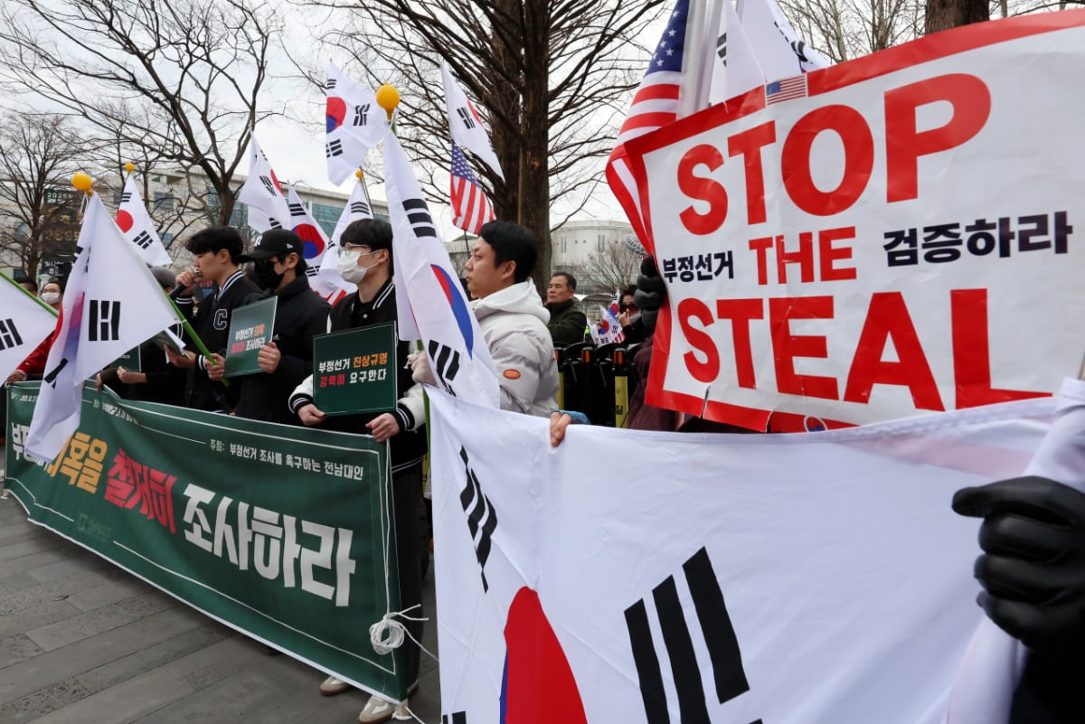 전남대 로스쿨 교수 尹 비상계엄 옹호글 게시 '시끌'