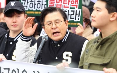 '과잠' 입고 등장한 성대 77학번 황교안…탄핵 반대 집회 참석