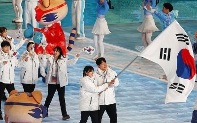 [아시안게임] 이총민·김은지 맞잡은 태극기…위풍당당 한국 선수단