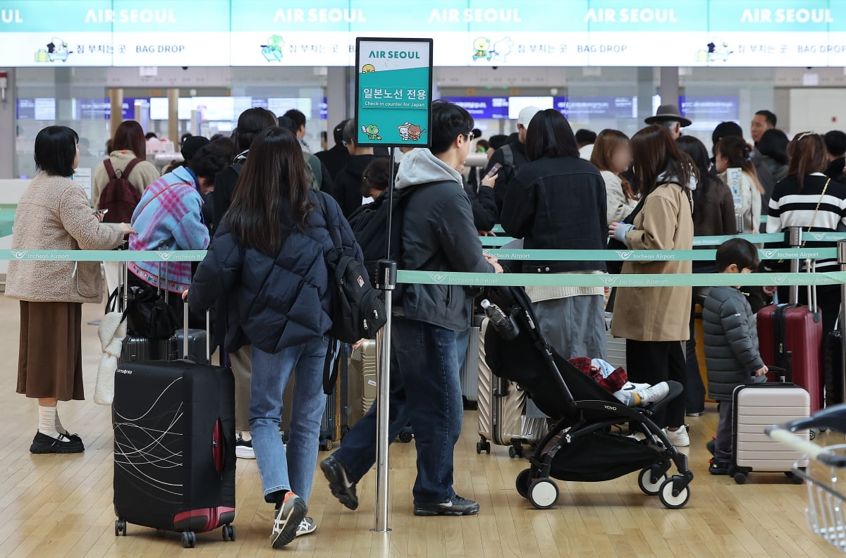  인천국제공항 제1터미널에서 일본으로 향하는 승객들이 탑승수속을 하기 위해 줄 서 기다리고 있다. 사진=뉴스1