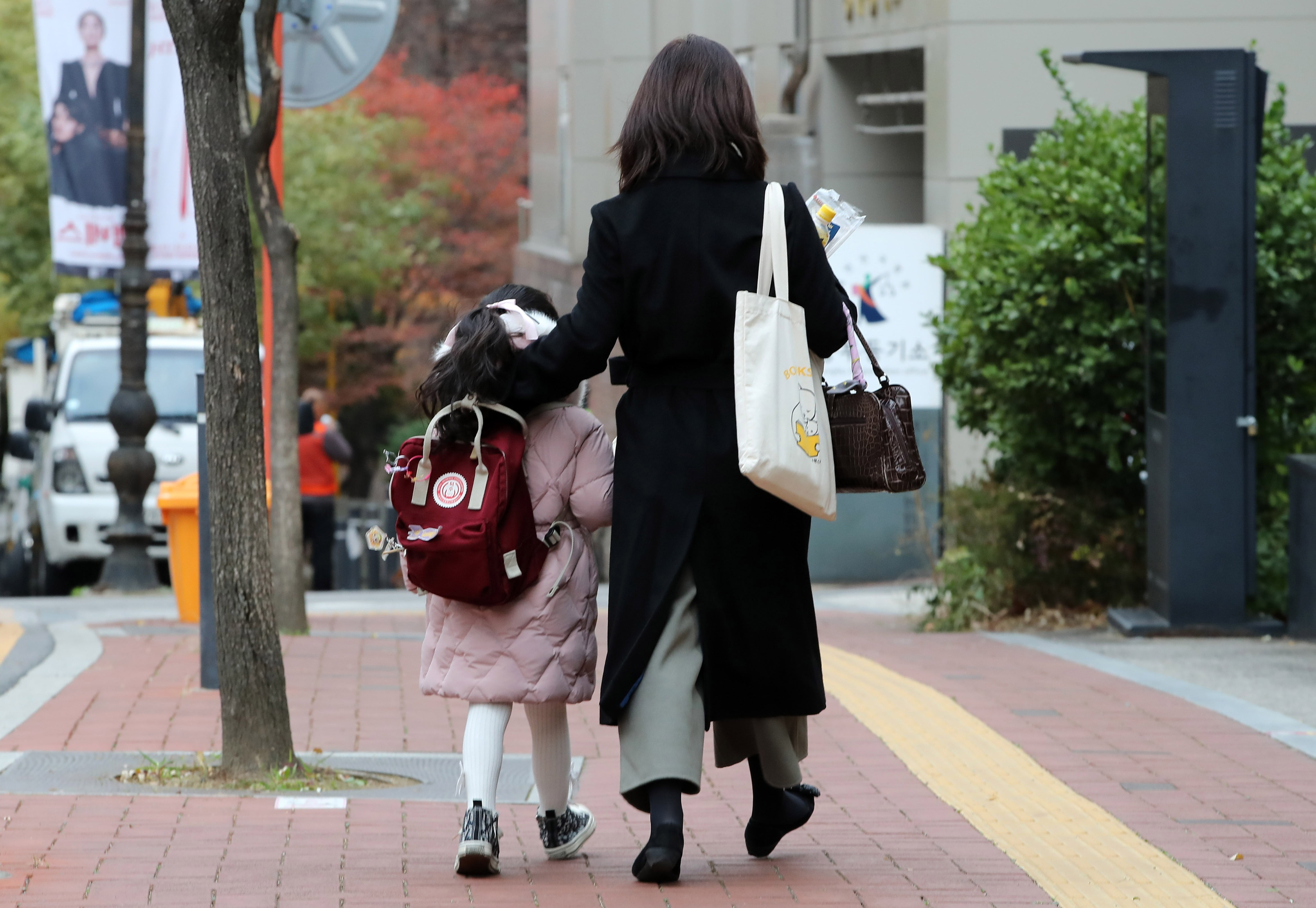 한 엄마와 아이가 서울시내 한 직장어린이집으로 향하고 있다./사진=뉴스1