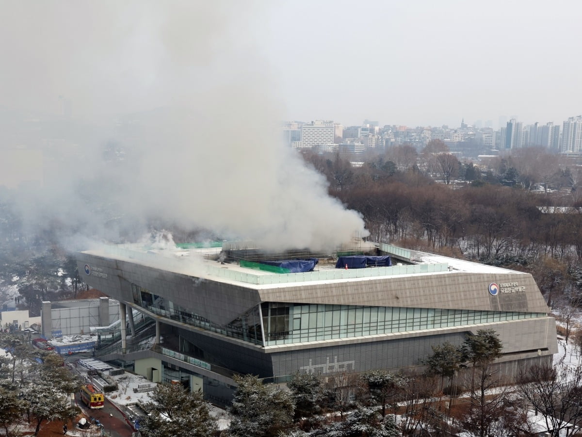 1일 오전 서울 용산구 국립한글슬롯 사이트 옥상에서 화재가 발생, 연기가 솟구치고 있다. /사진=뉴스1