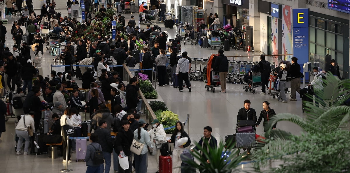 '최장 9일 연휴' 마지막날인 2일 오전 인천국제공항 제1여객터미널 입국장이 귀경객과 여행객으로 북적이고 있다. /사진=뉴스1