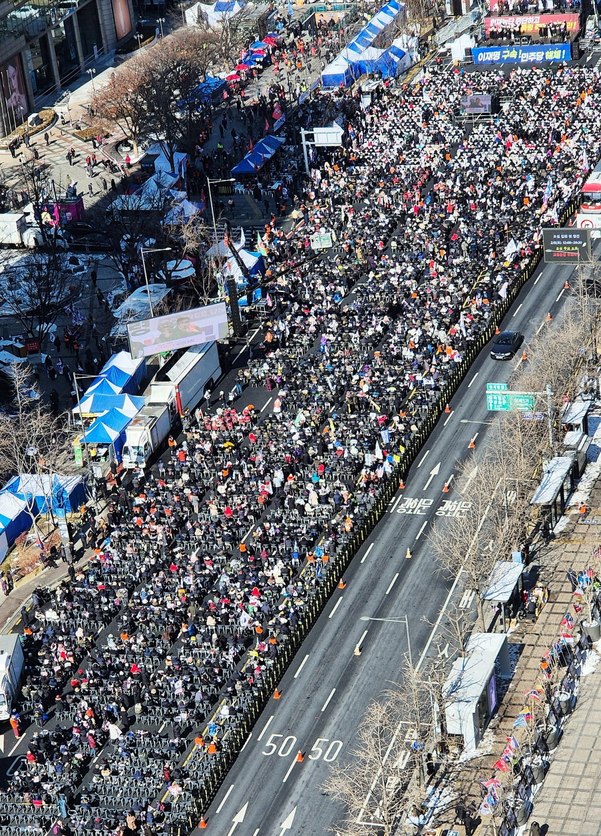 윤석열 대통령 지지자 등 보수단체 회원들이 8일 오후 서울 종로구 동화면세점 앞 세종대로 일대에서 윤 대통령 탄핵 반대 레고카지노를 하고 있다. / 사진=뉴스1