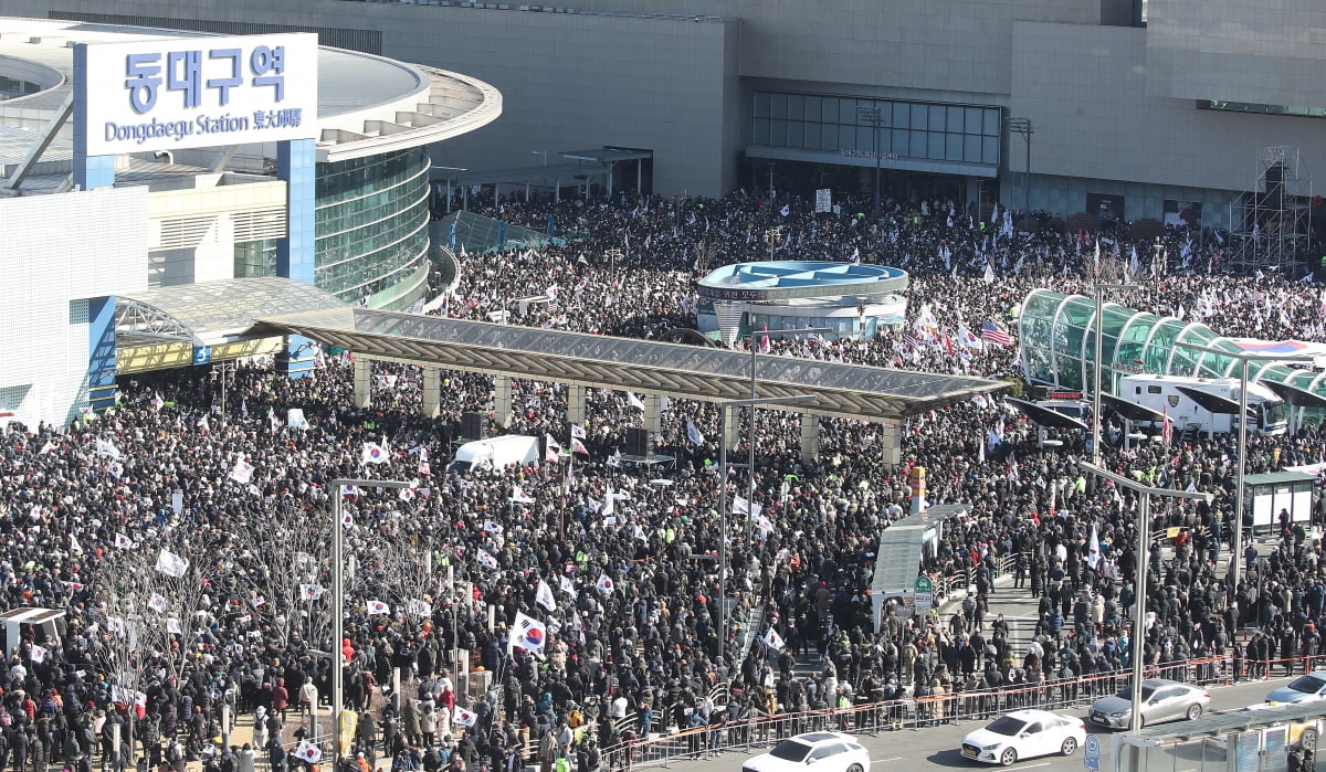 8일 오후 대구 동구 동대구역 광장에서 열린 '세이브코리아 국가비상기도회'에 많은 인파가 몰려 윤석열 대통령 탄핵 반대와 석방을 촉구하고 있다.  / 사진=뉴스1