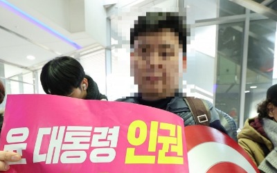 '캡틴 아메리카 복장' 尹 지지자, 中 대사관 난입하다 결국