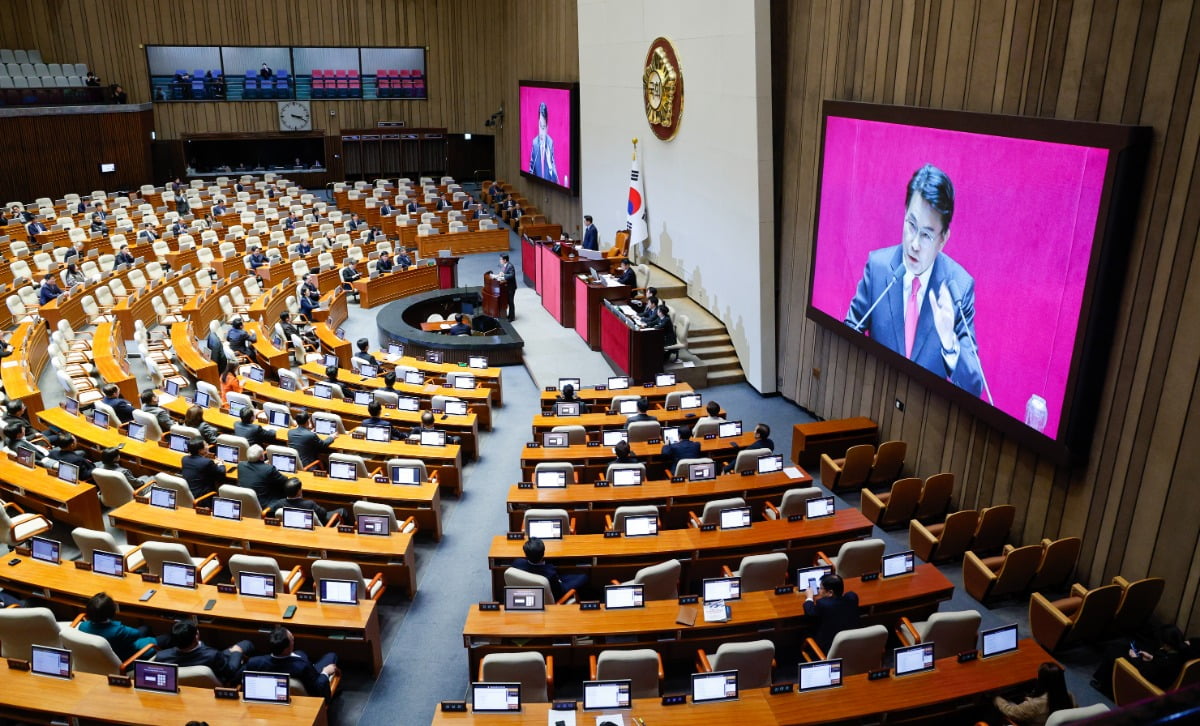 윤상현 국민의힘 의원이 12일 오후 서울 여의도 국회에서 열린 제422회국회(임시회) 제4차 본회의에서 정치·외교·통일·안보에 관한 대정부 질문을 마친 뒤 발언하고 있다. 뉴스1