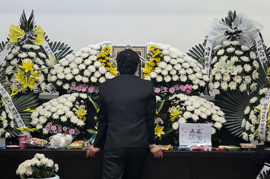 지난 12일 카지노 엘에이 서구 한 초등학교에서 40대 교사에게 살해된 김하늘양의 아버지가 건양대병원 장례식장에 마련된 빈소에서 하늘양의 영정사진을 바라보고 있다. 사진=뉴스1