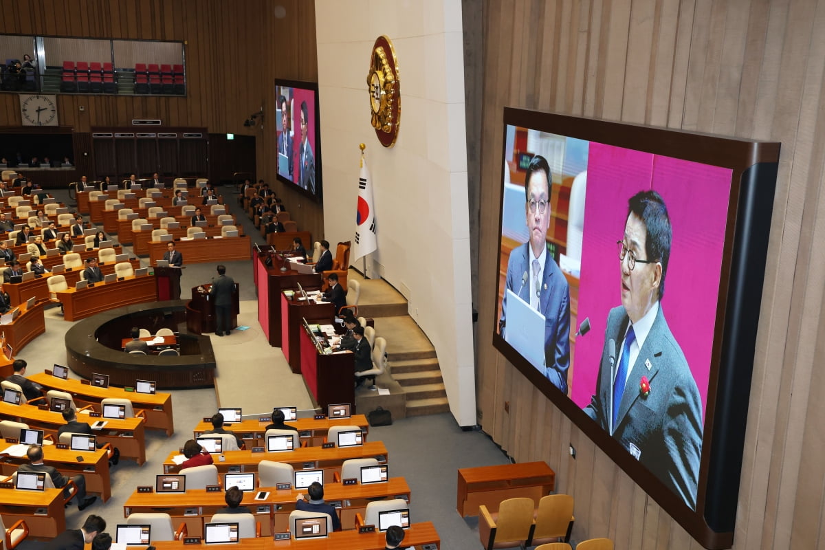 12일 국회 본회의 대정부질문에서 최상목 대통령 권한대행 부총리 겸 기획재정부 장관이 박지원 더불어민주당 슬롯사이트 볼트카지노메이저 질의에 답하고 있다. / 사진=뉴스1