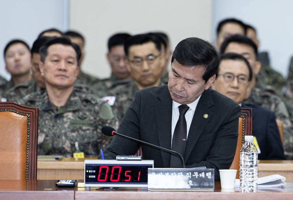  김선호 국방부 장관 직무대행이 21일 오전 서울 여의도 국회에서 열린 윤석열 정부의 비상계엄 선포를 통한 내란 혐의 진상규명 국정조사 제4차 청문회에서 의원 질의를 듣고 있다. 뉴스1