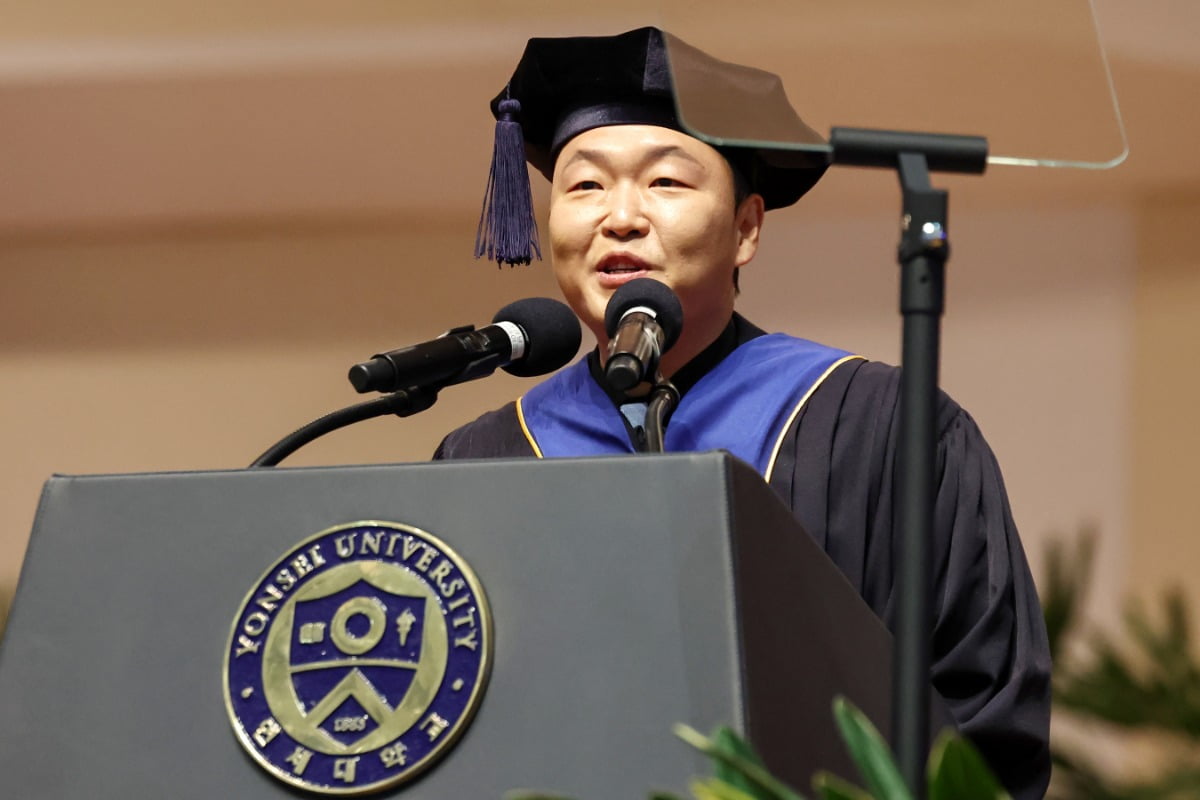 '연세대 명예 졸업' 싸이 "성과는 소모품, 성취는 소장품"