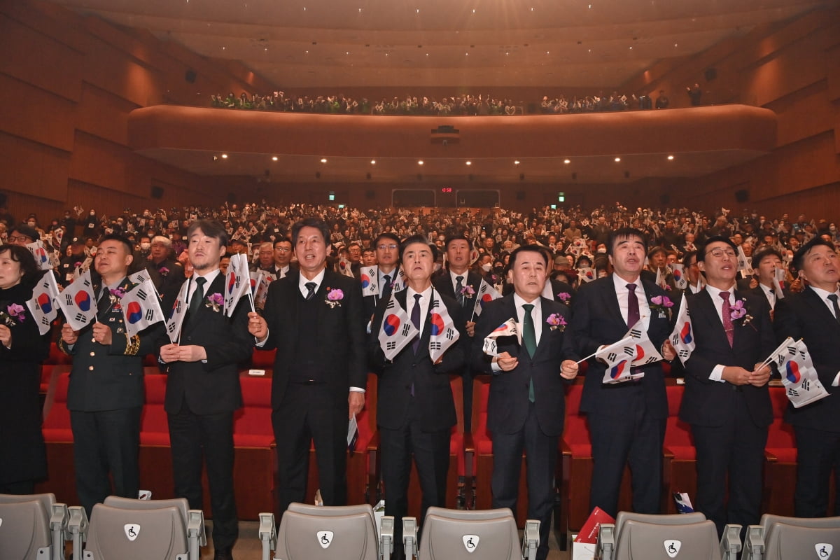 김태흠 충남토토사이트 레드룸(가운데)와 보훈단체 관계자, 주민 등 1000여 명이 1일 도청 문예회관 대강당에서 열린 106주년 3·1절 기념식에서 태극기를 들고 3·1절 노래를 제창하고 있다. 충남도 제공