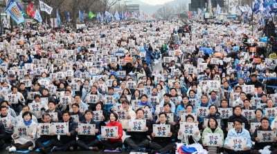 [포토] 안국동 사거리 가득메운 카지노 엘에이 촉구 집회 참석자들