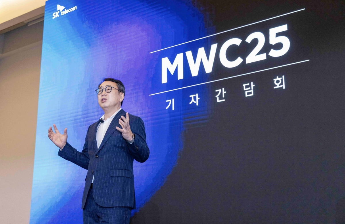 유영상 SKT 대표 "기업별 수요 맞춘 4대 AI DC 모델로 시장 공략" [MWC 2025]