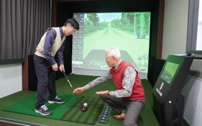 경로당의 진화…강남구, 서울시 첫 '스크린 파크골프장' 운영