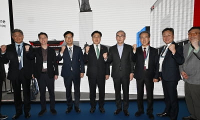 김영섭 KT 대표, MWC2025 전시 참관