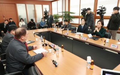 오영주 "미국 관세 피해 중소기업 신속 지원...대기업에도 협조 요청"