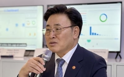 유상임 과기장관 "화웨이 기술 발전 놀라워…韓 경쟁력 확보 위해 결단 필요한 시점" [MWC 2025]