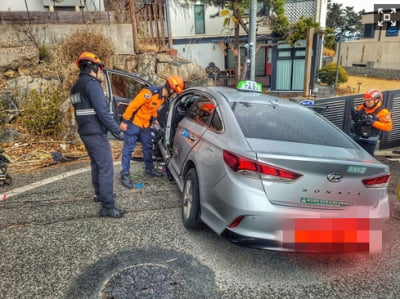 울산서 택시가 담벼락 '쾅'…기사·승객 등 5명 사상 [종합]