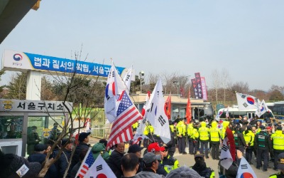 "불법 탄핵 인정한 꼴"…석방 소식에 버선발 뛰어온 볼트 카지노 앞 尹 지지자들 '환호'