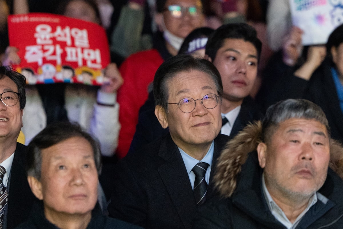 이재명 더불어민주당 대표가 지난 9일 오후 서울 종로구 경복궁역 인근에서 열린 '내란수괴 윤석열 즉각 파면 긴급행동'에 참석해 미소 짓고 있다. /사진=뉴스1