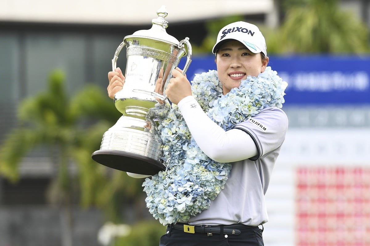 올해 미국여자프로골프(LPGA)투어에 데뷔한 일본 신인 다케다 리오가 지난 9일 중국 하이난성 젠레이크 블루베이GC에서 열린 블루베이 LPGA에서 우승한 뒤 트로피를 들고 환하게 웃고 있다. 신화연합뉴스